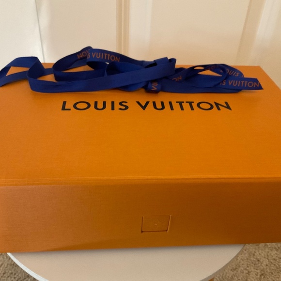 Louis Vuitton Pochette Liv Monogram - Picture 11 of 12